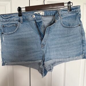 Abercrombie mom high rise shorts size 33
